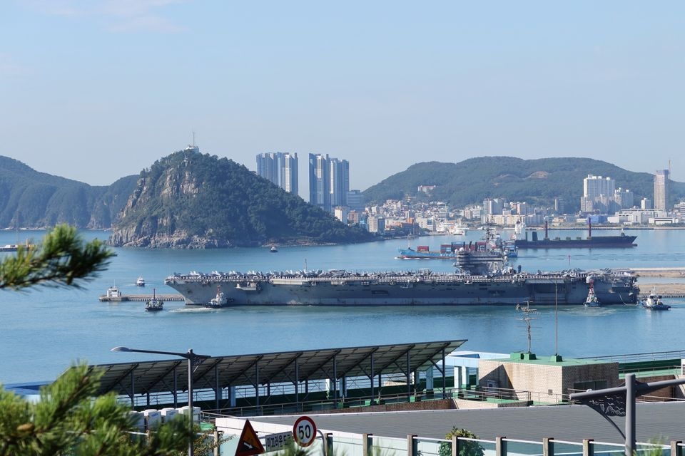美國雷根號航空母艦 23 日抵達南韓釜山基地。   圖:翻攝自 Beritabaru.co推特