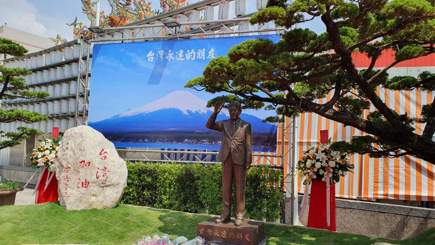 高雄紅毛港的保安堂，今天舉行了日本前首相安倍晉三紀念銅像的揭幕式。產經新聞上也刊登了有關銅像的報導。   圖：翻攝自矢板明夫俱樂部臉書