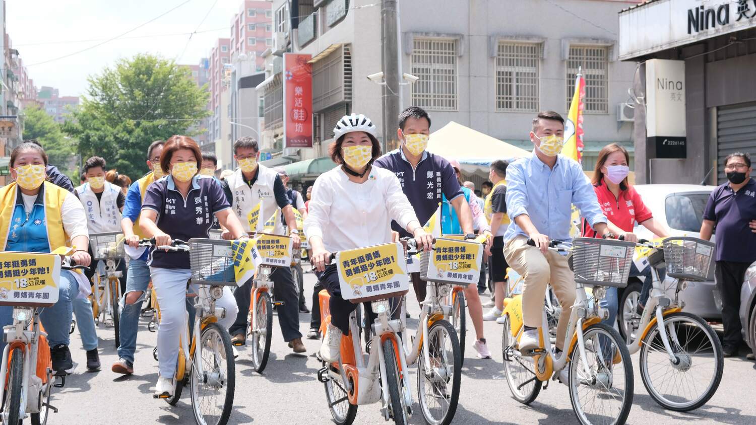 「勇媽青年團」今天成軍，黃敏惠帶領青年騎微笑單車繞行市區。   圖：黃敏惠競選總部/提供