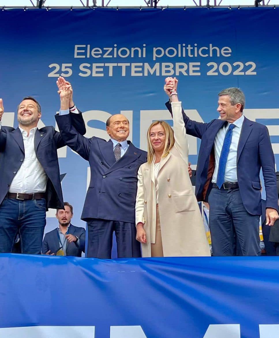 右派「義大利兄弟黨」在此次國會大選中得票率躍升，可望成為第一大黨，該黨黨魁梅洛尼（右二）也可能成為該國第1位女性總理。   圖：翻攝自梅洛尼臉書