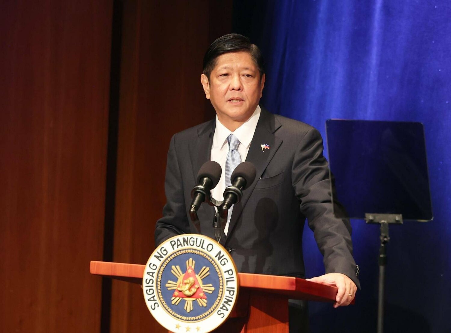 小馬可仕23日在亞洲協會發表演說，重申中國和台灣必須保持最大程度克制，菲律賓會履行一中政策，必須透過對話和外交解決問題。   圖：翻攝自小馬可仕推特