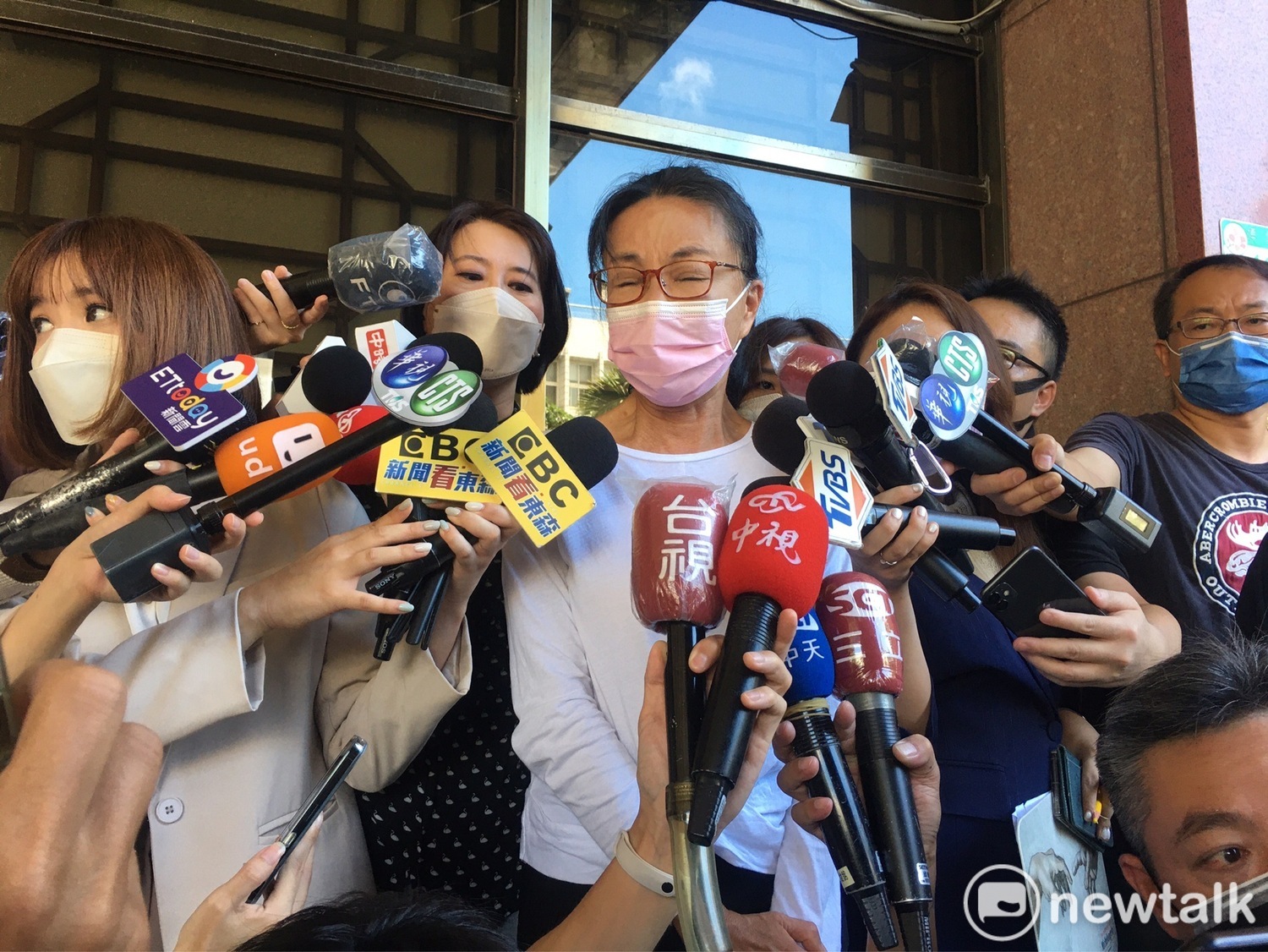 張淑娟今（26）日親自前往北檢正式提告，她情緒激動痛批周玉蔻霸凌、鞭屍，太惡劣了，「你道歉是不夠的」。   圖：張良一攝