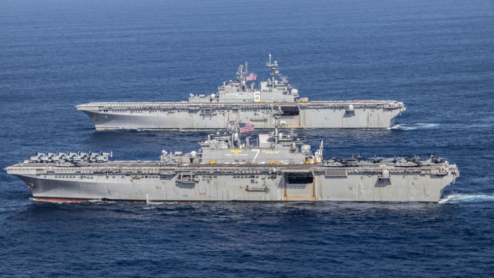 美軍「美利堅級」兩棲突擊艦「的黎波里號(LHA-7)」傳出飲用水過濾設備持續維修，導致供水不足狀況。圖為日前美軍2艘兩棲突擊艦在菲律賓聯合操演，罕見同框。   圖：翻攝 U.S. Indo-Pacific Command推特(資料照片)