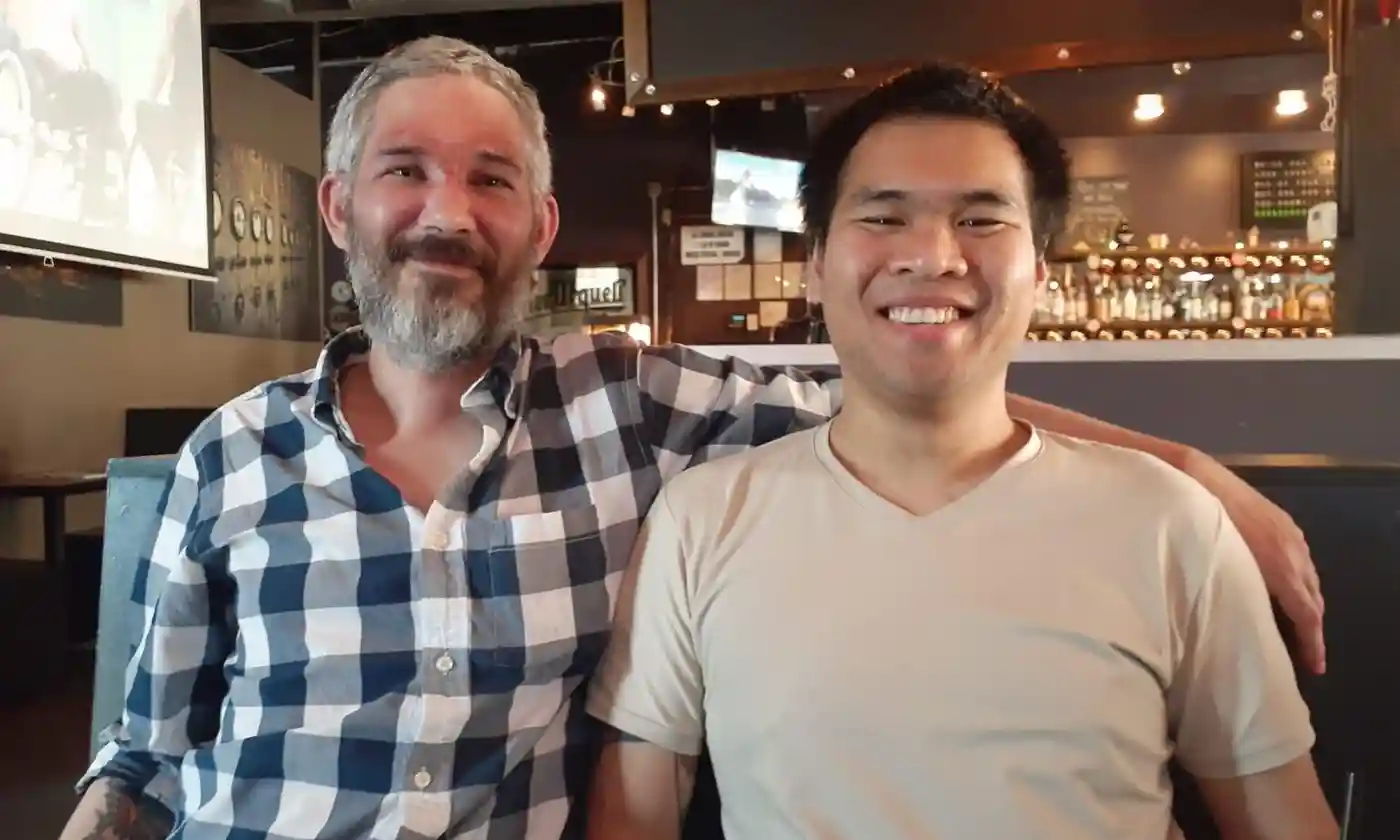 從頓內茨克監獄回到美國的黃大玉(Andy Tai Ngoc Huynh,右)和德魯克 (Alexander John-Robert Drueke,左)，回到美國後在酒吧與家人團聚。    圖:德魯克的家屬 Dianna Shaw 
