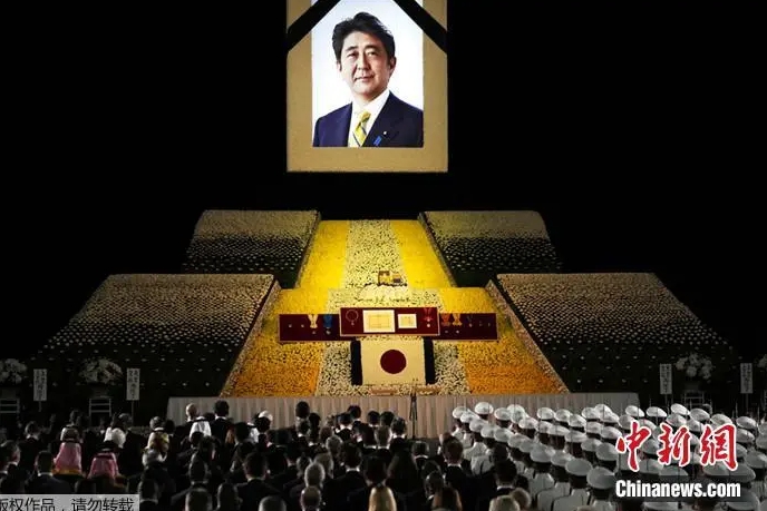 安倍國葬儀式中，採用了他生前最喜歡的富士山造型。   圖 : 翻攝自中新網