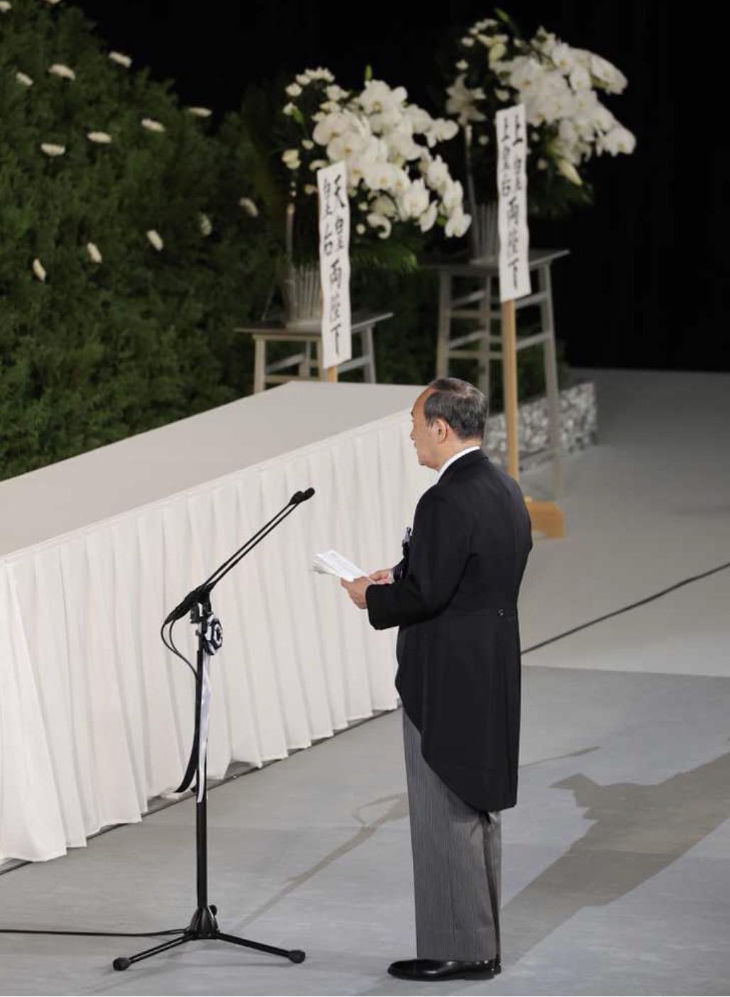 日本前首相菅義偉作為友人代表出席安倍晉三的國葬。   圖:翻攝自矢板明夫臉書
