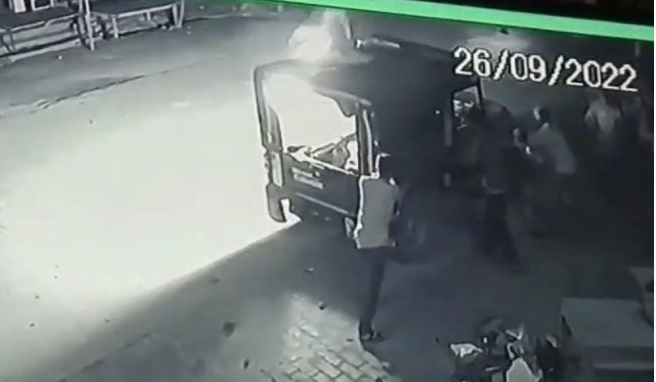 印度低種姓學生遭教師毆打致死,數名抗議男子企圖燒警車,並向警方投擲石塊。 圖 : 翻攝自影片畫面 印度低種姓學生遭教師毆打致死,數名抗議男子企圖燒警車,並向警方投擲石塊。 圖 : 翻攝自影片畫面