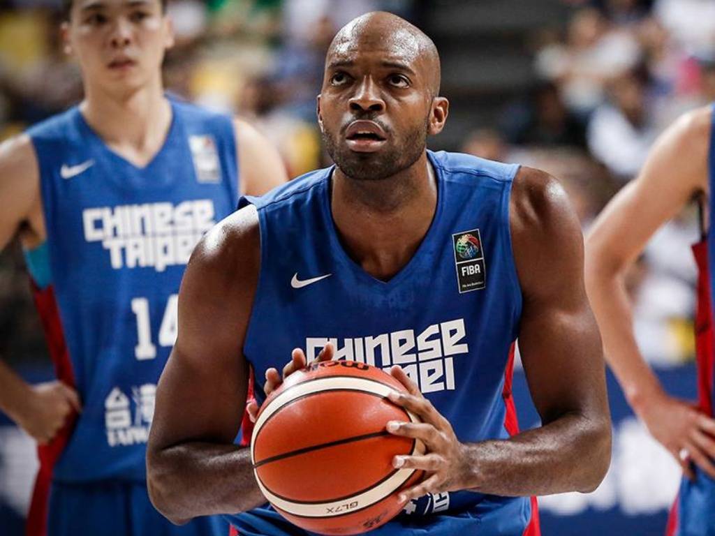 台灣史上第一位歸化球員、新北國王隊球星戴維斯身分認定爭議風波延燒。   圖：FIBA