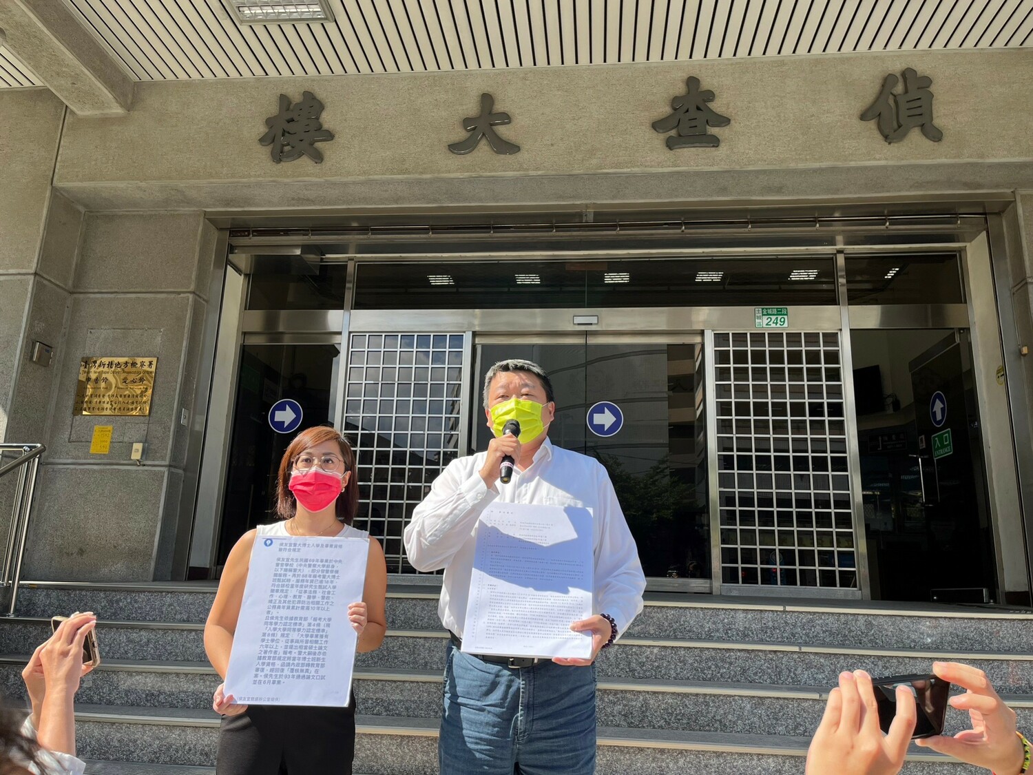 林佳龍競選辦公室發言人何博文（右）、李晏榕（左）28日到新北地檢署，告發侯友宜競選辦公室人員偽造公文書。   圖：林佳龍競辧提供