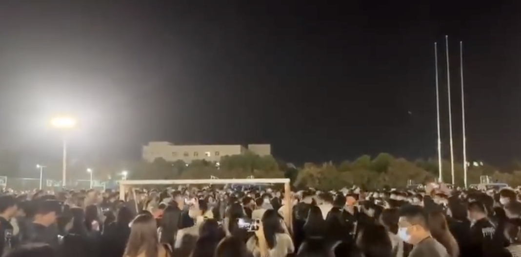 鄭州多所大學傳學生集體抗議事件，要求校方開放校園。   圖：翻攝自推特影片