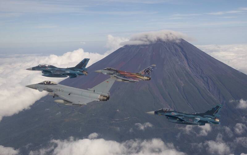 日、德戰機編隊飛過富士山。   圖: 擷取自日本航空自衛隊推特