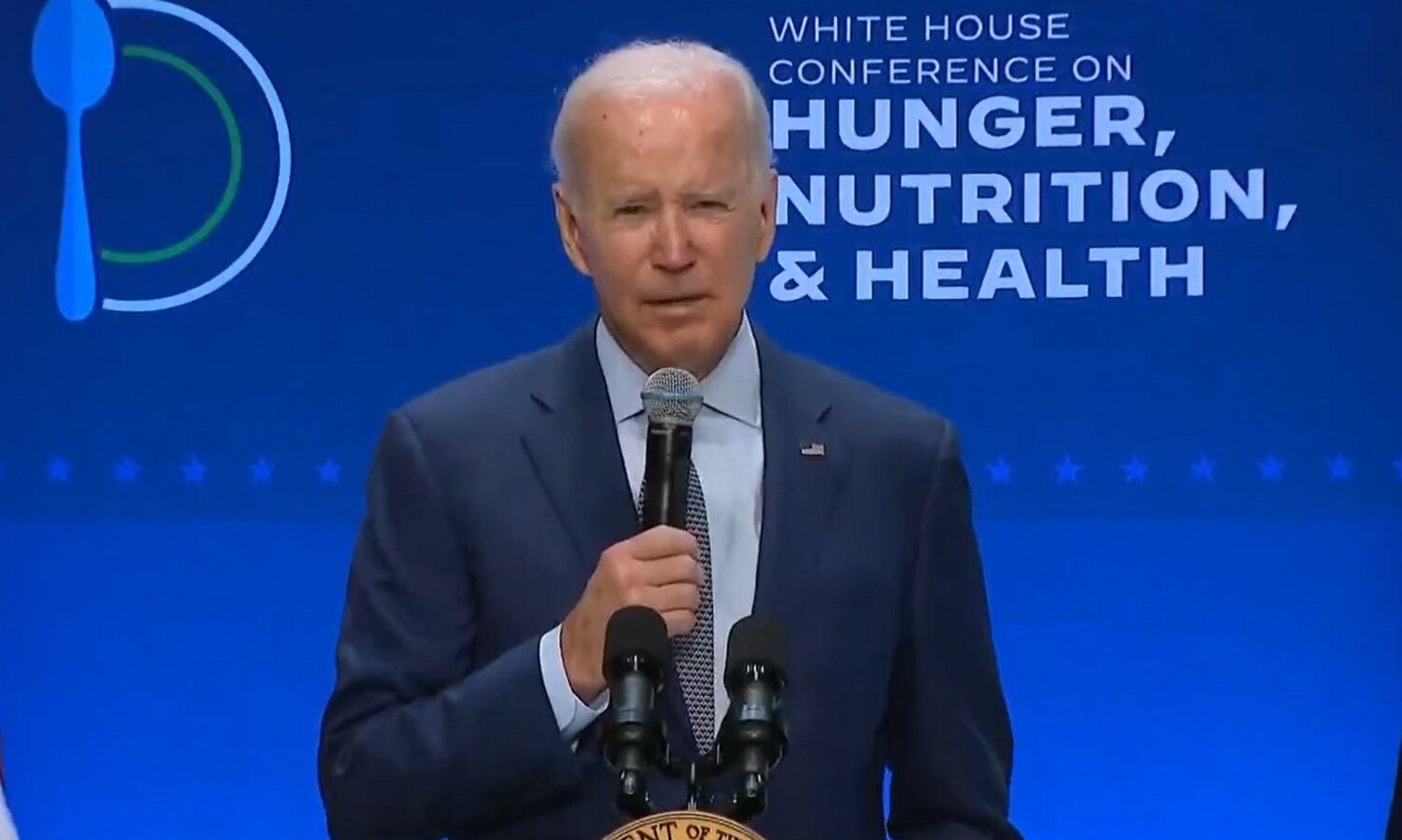 美國總統拜登( Joe Biden )在演說中突然高喊過世議員的名字。   圖:翻攝自推特Greg Price @greg_price11