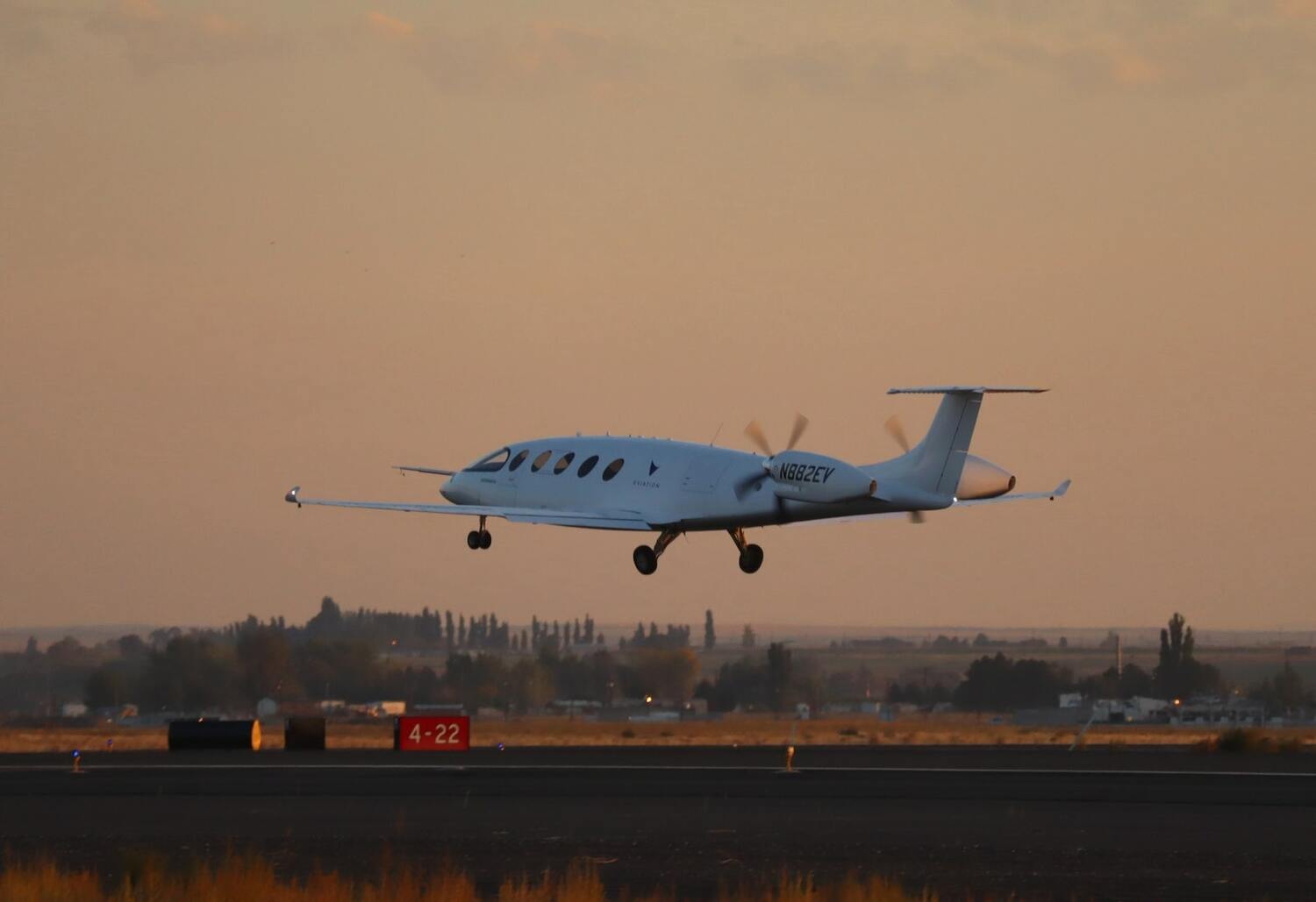 全球首架「純電」、「零碳排」客機「愛麗絲」(Alice)27日在美國華盛頓州進行首次試飛。   圖：翻攝Eviation Aircraft官網