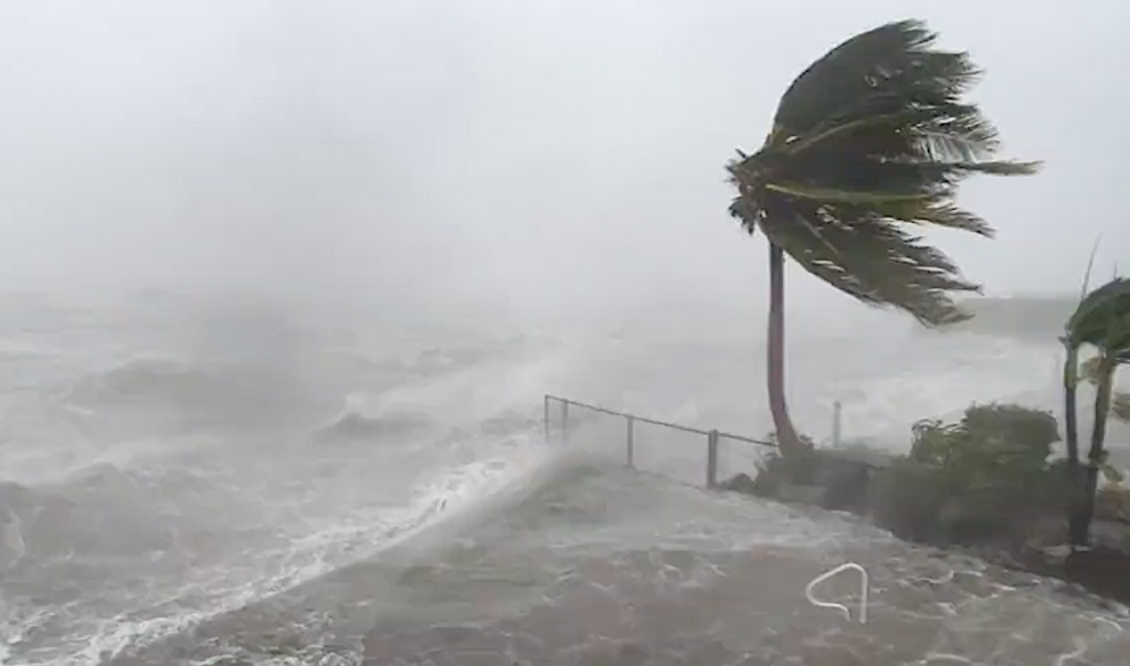 《CNN》記者表示，颶風伊恩讓他感受到有史以來最大的強風。   圖: 翻攝自 AccuWeather 臉書 