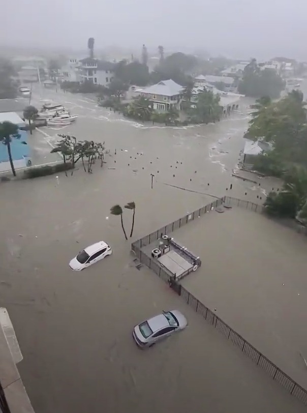 佛州沿海縣約 250 萬人已接到強制疏散令，許多住宅區洪水氾濫。   圖: 翻攝自 AccuWeather 臉書 