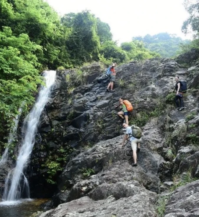 香港大嶼山摩天崖，傾斜近90度的崖壁，使攀登難度達到五星。盧仲輝也因此喪命。(示意圖）   圖：翻攝自騰訊網