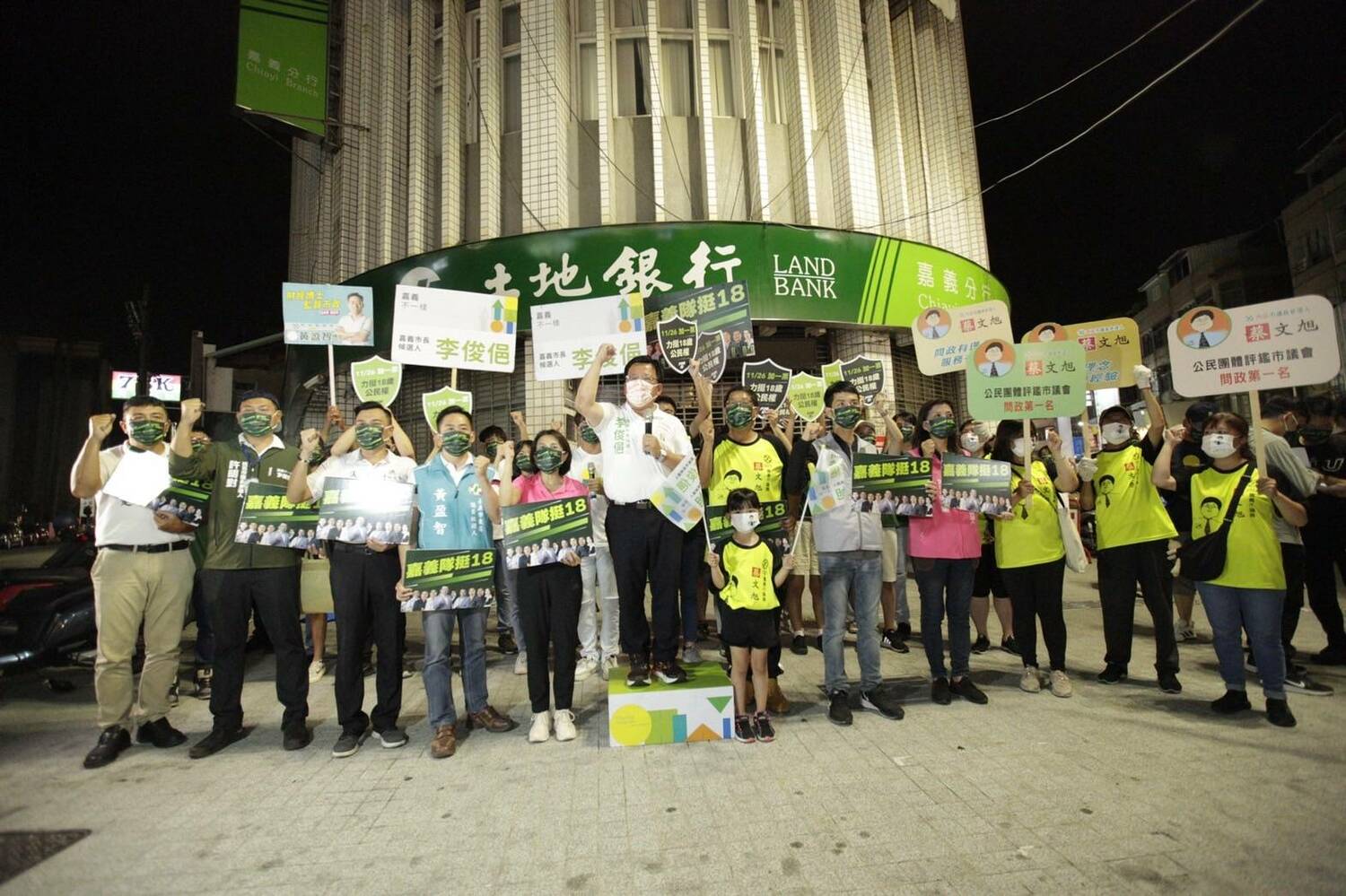 民進黨青年部「繽紛18路」行動今（29）日來到嘉義市噴水圓環宣傳18歲公民權修憲複決。   圖：民進黨提供