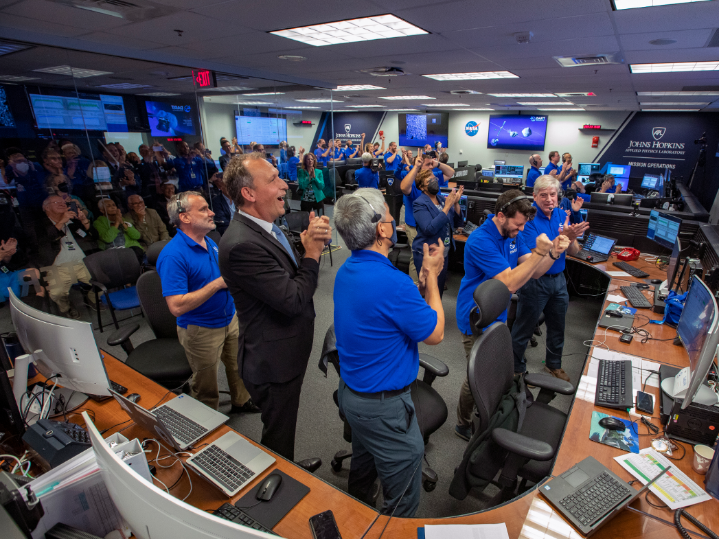 飛行器成功撞擊小行星後，NASA 員工起身鼓掌歡呼。   圖: 翻攝自 NASA 官網