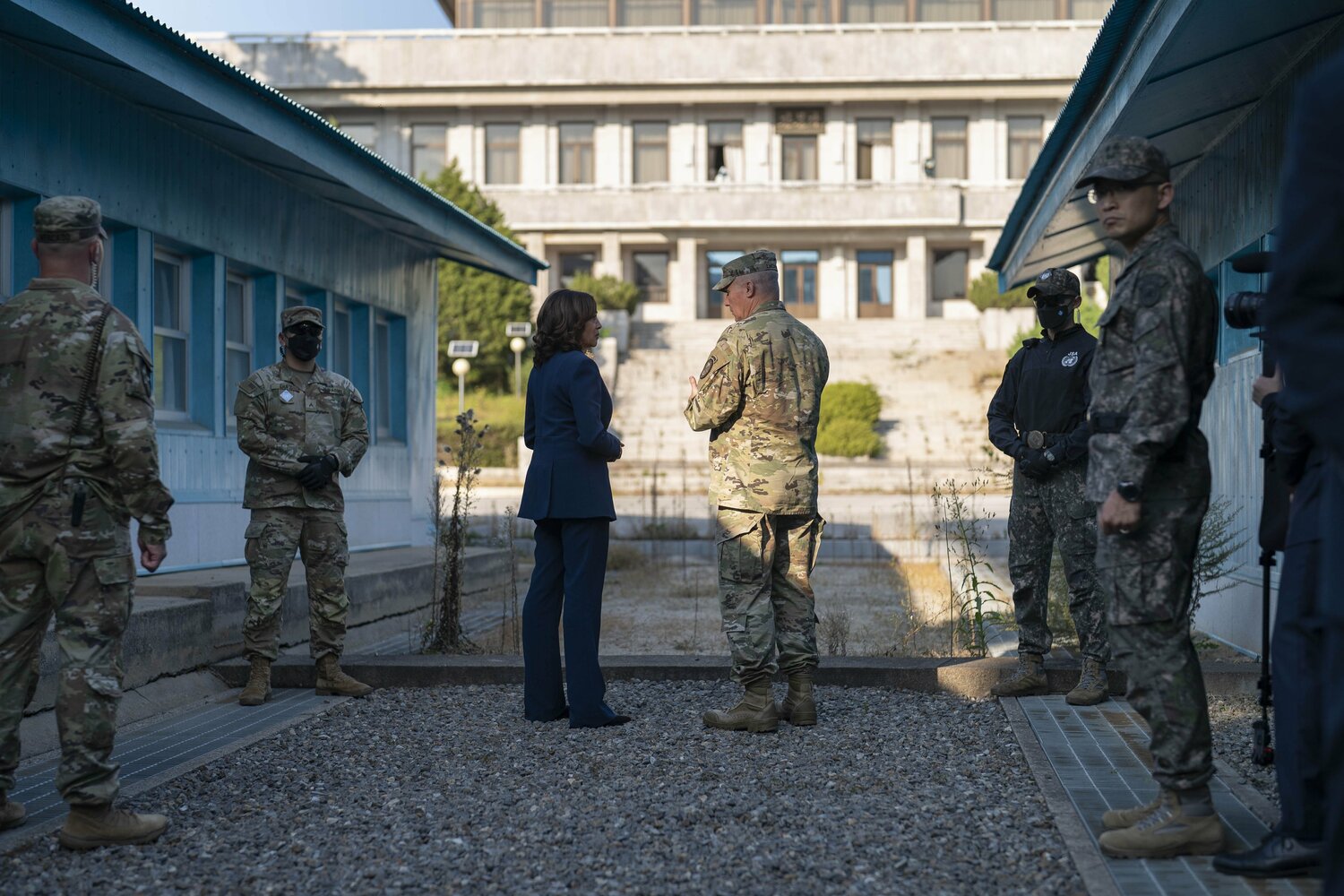 美國副總統賀錦麗（Kamala Harris）訪問兩韓非軍事區（DMZ）。   圖：翻攝自賀錦麗推特