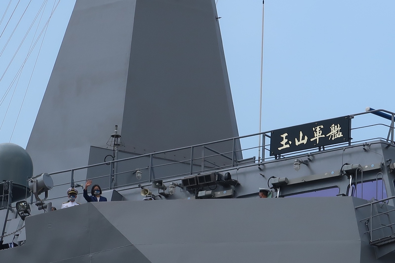 台灣首艘國行設計建造的萬級船塢運輸艦「玉山艦」今（30）日上午在台船公司舉行交接典禮   圖:林朝億/攝