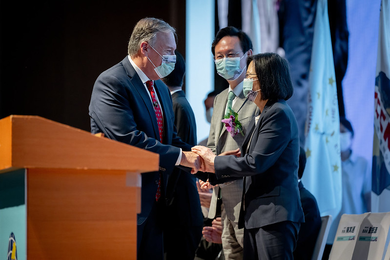 美國前國務卿蓬佩奧（左）、蔡英文總統（右）9月28日出席「世界台灣商會聯合總會年會開幕典禮」。   圖：總統府