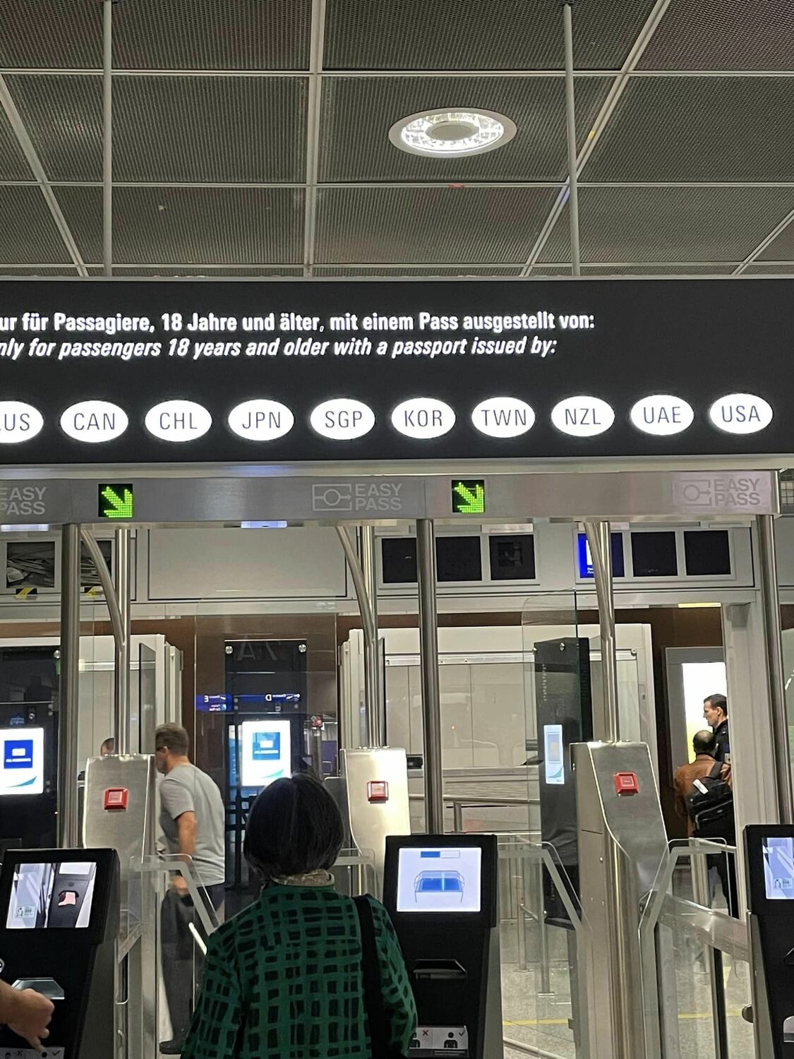 歐洲最大的德國法蘭克福國際機場，只有10個國家的國民享有護照快速通關，而台灣是這10個國家（美國、加拿大、日本等）之一。   圖：翻攝自謝志偉臉書