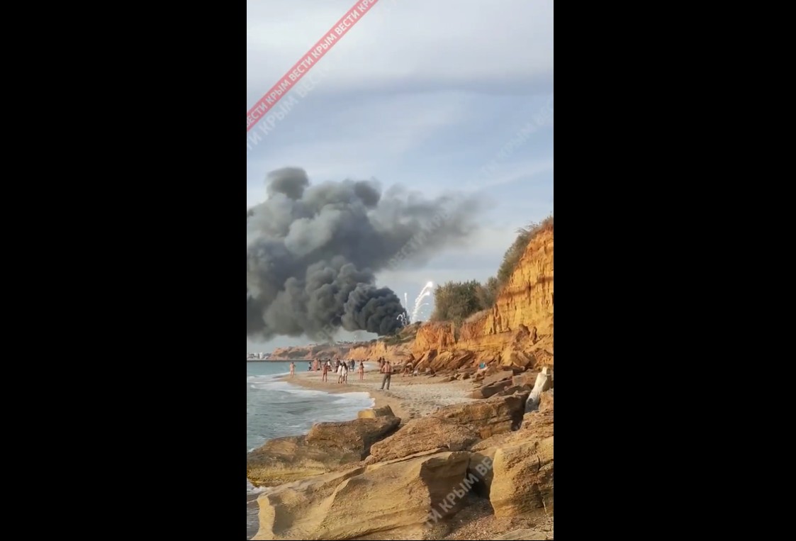 克里米亞一處俄軍空軍基地發生大爆炸，畫面全被附近海灘上遊客拍下。   圖：翻攝推特