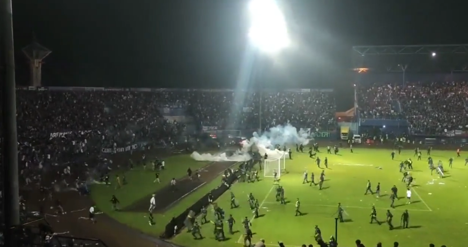 印尼足球賽發生暴動事件，警方發射催淚瓦斯。   圖：翻攝自推特 Jesus of Suburbian @yudyapra