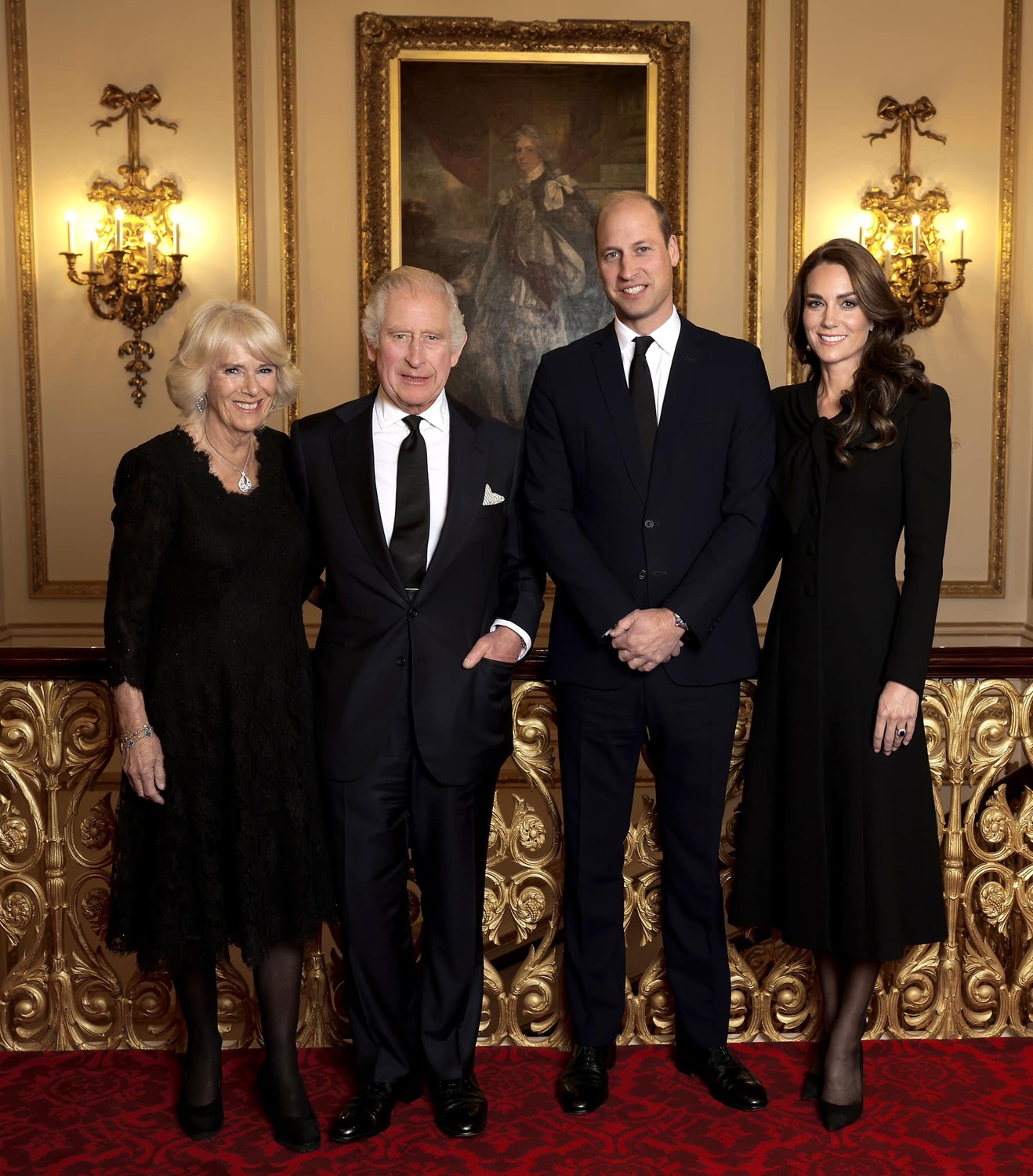 英國白金漢宮公布最新官方照，國王查爾斯三世(左2)和王儲威廉王子(右2)站在中間，兩旁則是王后卡蜜拉(左1)和威爾斯王妃凱特(右1)。   圖：翻攝自The Royal Family臉書