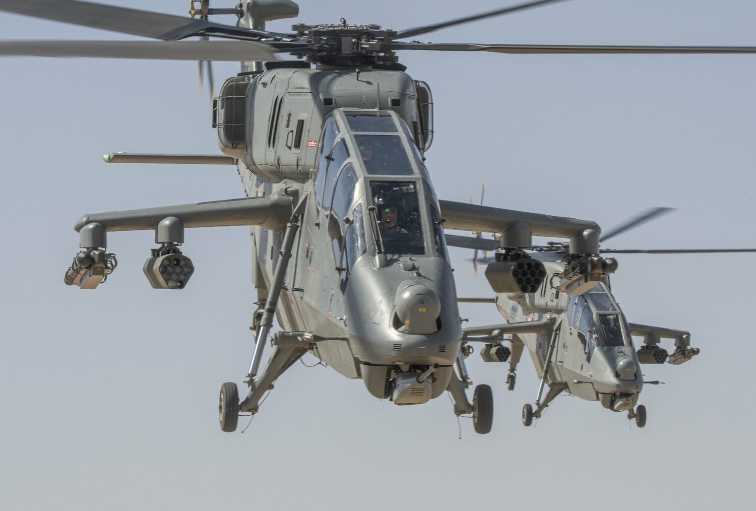 印度國防部3日公布由印度國產的「HAL」輕型戰鬥直升機，在印度西部拉賈斯坦邦第二大城久德浦正式交付印度空軍使用。   圖：翻攝@DefenceDecode推特