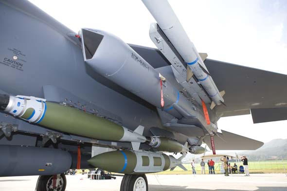 南韓F-15K機腹掛載JDAM聯合直接攻擊彈藥。   圖：翻攝新浪軍事(資料照片)