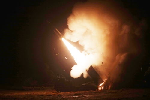 回應北韓發射中遠程彈道導彈，韓美聯軍5日凌晨發射4枚陸軍戰術彈道導彈(ATACMS)。   圖：翻攝南韓聯合參謀本部（資料照）