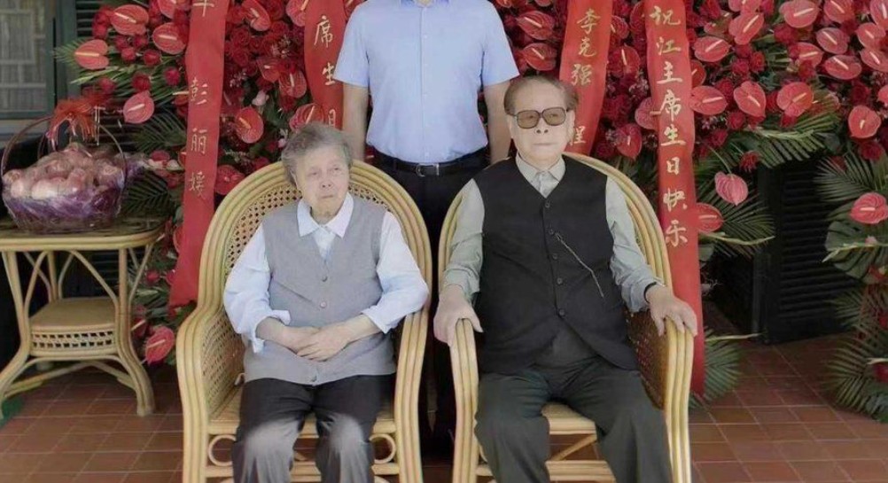 江澤民生日照於二十大前夕流出,引發外界討論 圖:翻攝自馮睎乾十三維度臉書 江澤民生日照於二十大前夕流出,引發外界討論 圖:翻攝自馮睎乾十三維度臉書