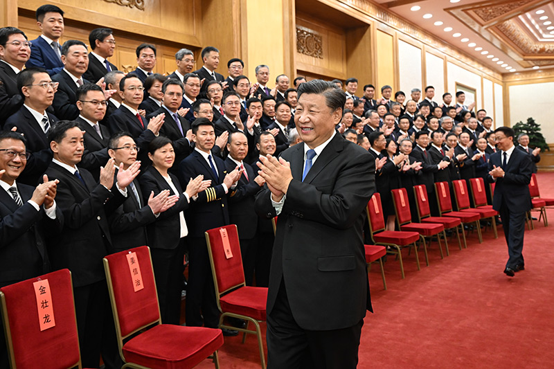 中國領導人習近平(前)獨裁統治,又企圖當萬年皇帝,把中國變成幾乎一言堂。 圖:翻攝自中國政府網 中國領導人習近平(前)獨裁統治,又企圖當萬年皇帝,把中國變成幾乎一言堂。 圖:翻攝自中國政府網