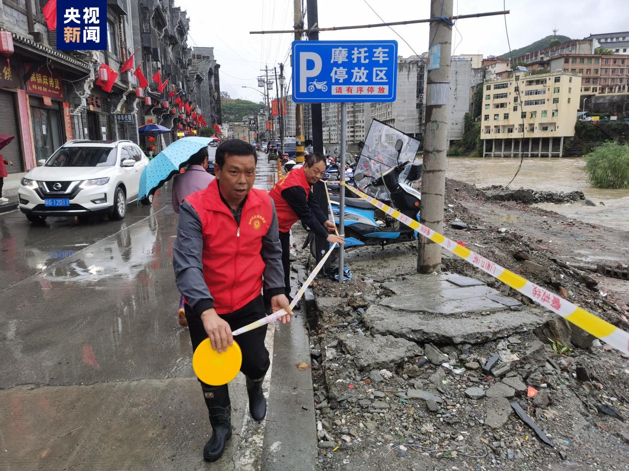 陝西省安康市出現道路地基下沉並坍塌，多輛車跌入坑內   圖: 翻攝自中國《央視新聞 》