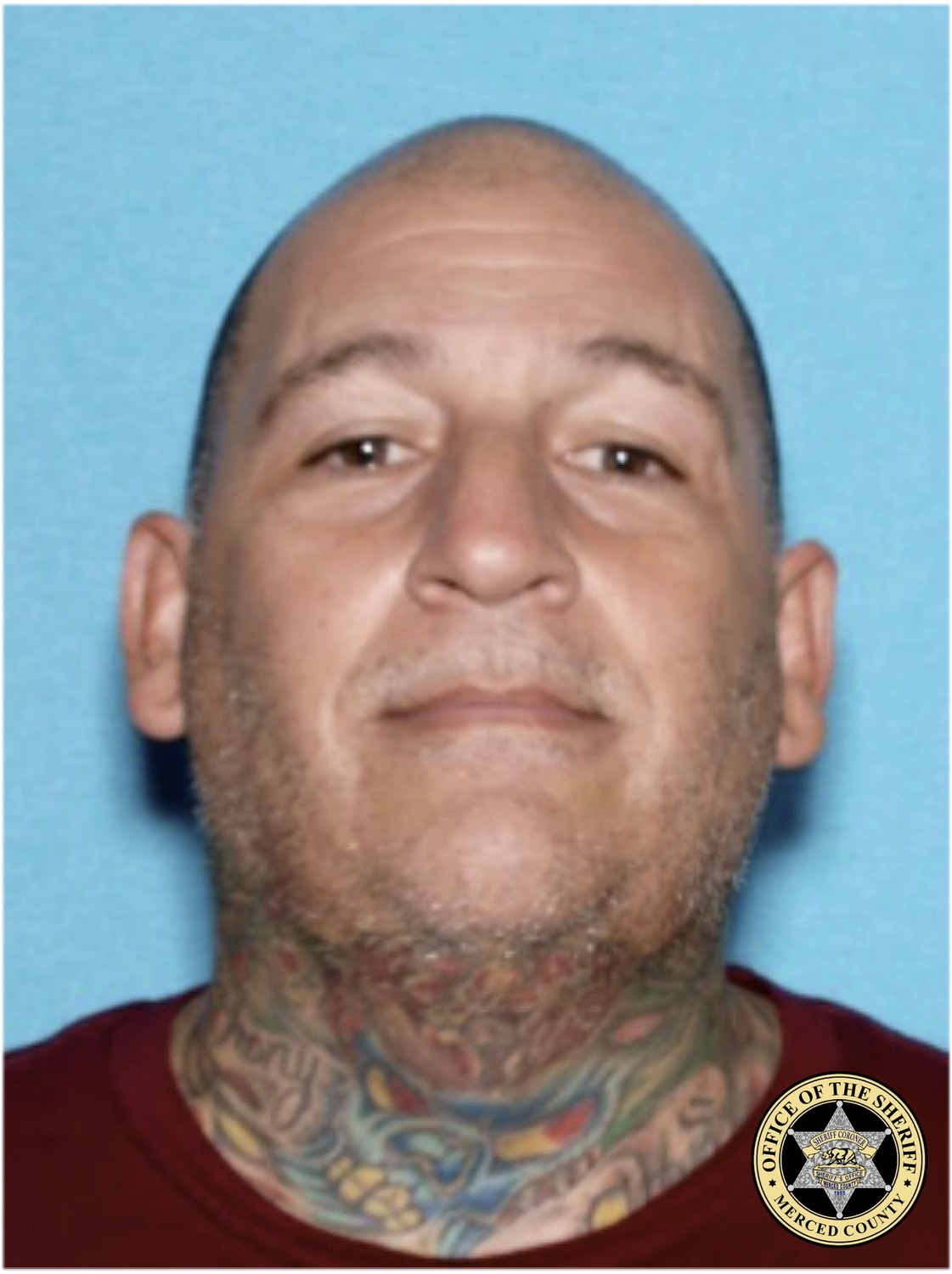 警方將一名 48 歲男子列為嫌疑人,報導未公布姓名。 圖:翻攝自Merced County Sheriff's Office 警方將一名 48 歲男子列為嫌疑人,報導未公布姓名。 圖:翻攝自Merced County Sheriff's Office