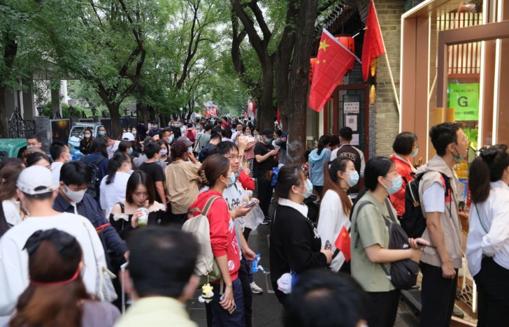 中國十一假期各地湧現人潮，房產業者大力宣傳新商品，取得一系列成果。 圖 : 翻攝自新京報