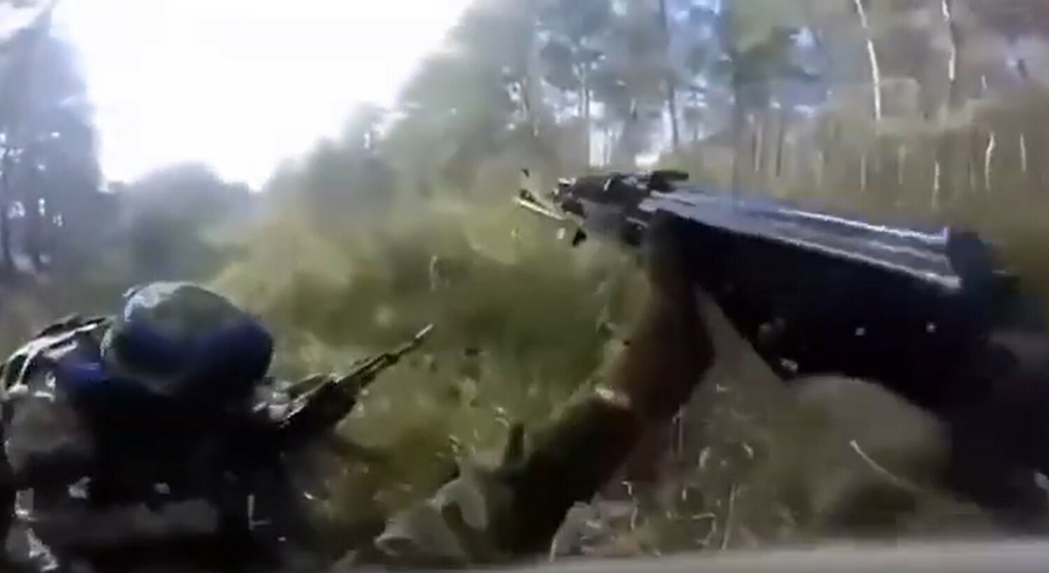 烏軍士兵手持步槍兌俄軍進行反擊。   圖:翻攝自telegram頻道Kotsnews@sashakots