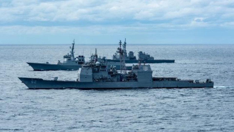日美韓聯合演習,日本海上自衛隊「金剛級」護衛艦「鳥海號(DDG-176)」、美國海軍「提康德羅加級」飛彈巡洋艦「錢斯勒斯維爾號(CG-62)」與南韓「世宗大王級」驅逐艦「世宗大王號(DDG-991)」等3艦實施各種海上戰術訓練。 圖:翻攝日本統合幕僚監部官網 日美韓聯合演習,日本海上自衛隊「金剛級」護衛艦「鳥海號(DDG-176)」、美國海軍「提康德羅加級」飛彈巡洋艦「錢斯勒斯維爾號(CG-62)」與南韓「世宗大王級」驅逐艦「世宗大王號(DDG-991)」等3艦實施各種海上戰術訓練。 圖:翻攝日本統合幕僚監部官網