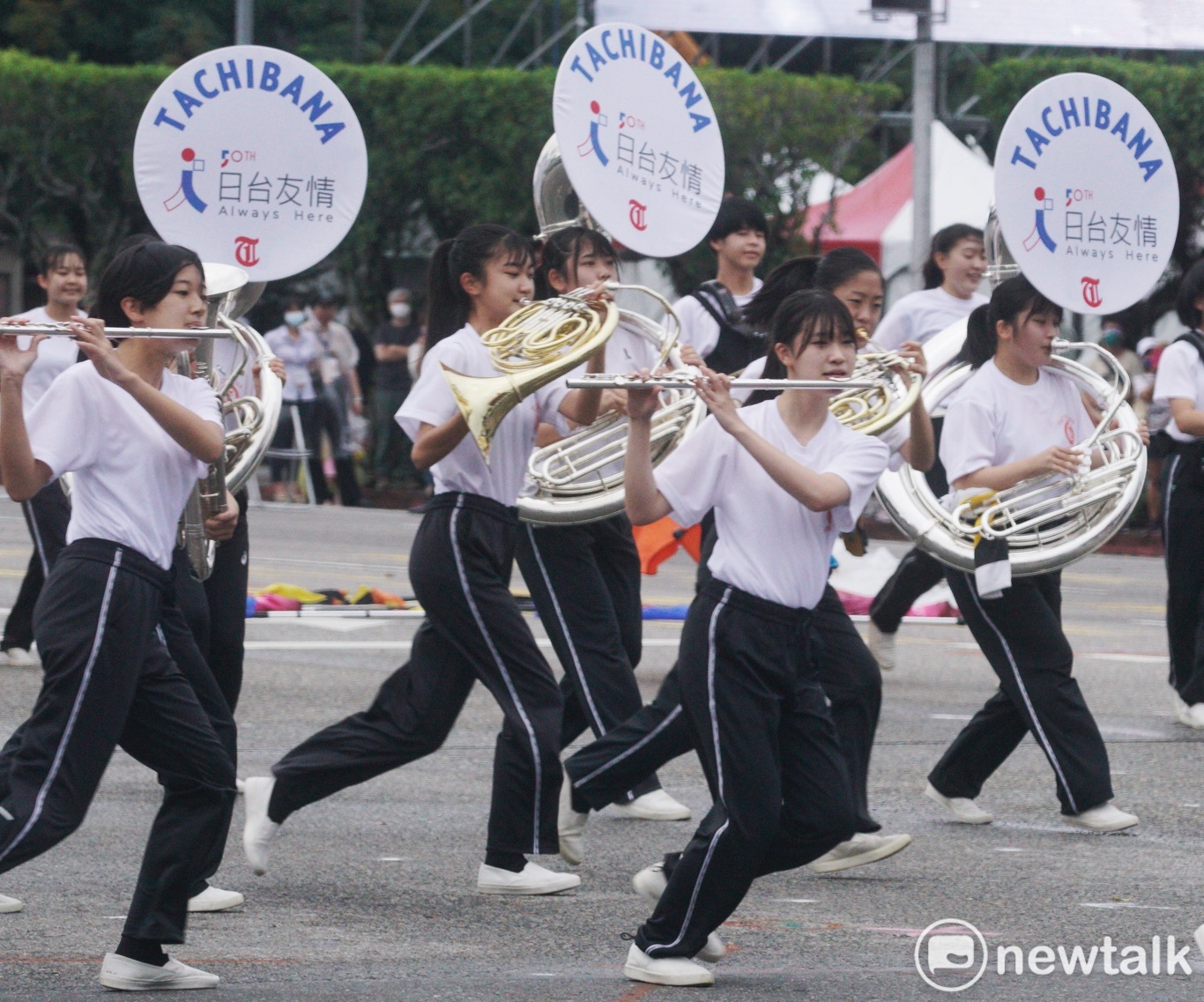 京都橘高校吹奏樂部的學生們在總統府前廣場邊走邊吹奏，非常吸睛，也展現他們獨特的演出風格演出。   圖：張良一/攝