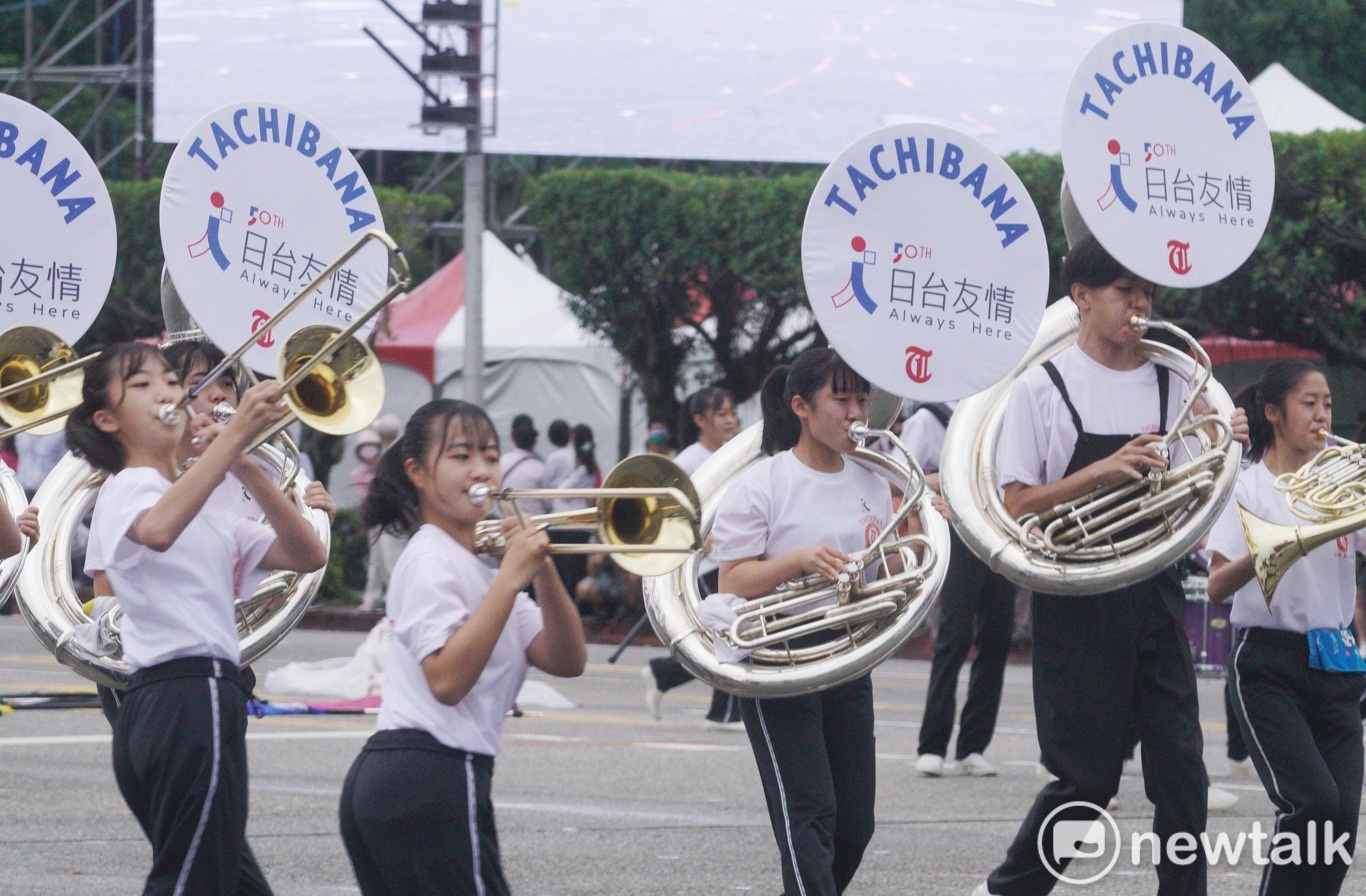 京都橘高校吹奏樂部的學生們在總統府前廣場邊走邊吹奏，演出賣力，也表現了年輕人的活潑朝氣。   圖：張良一/攝