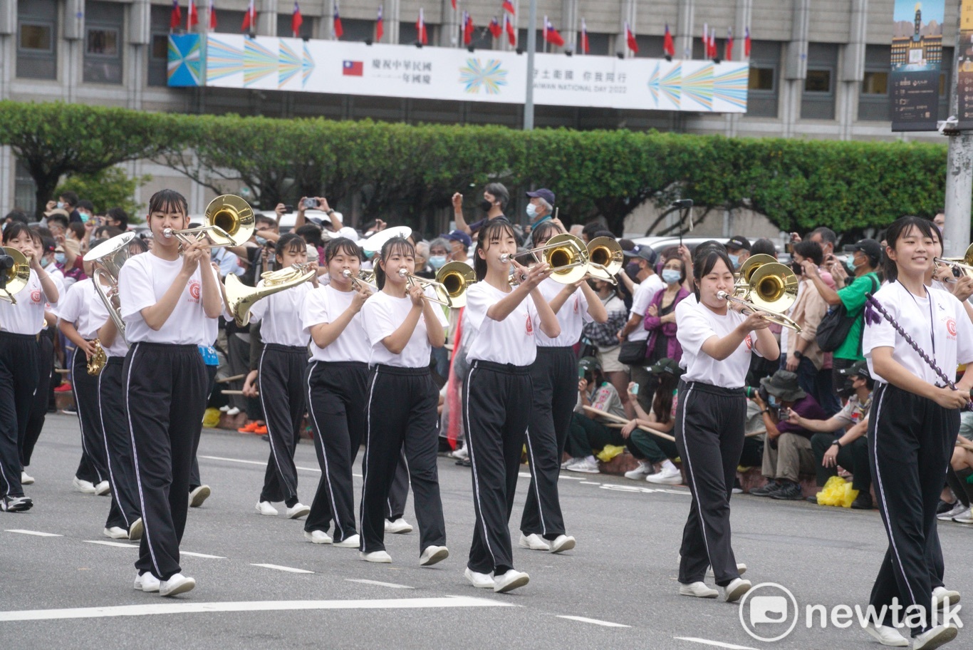 京都橘高校吹奏樂部的學生們在總統府前演出是今年國慶大會的一大亮點。   圖：張良一/攝
