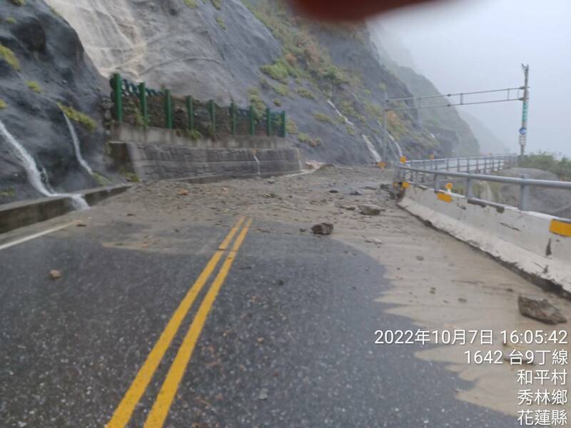 花蓮縣北區秀林鄉和平村下午降大雨，造成舊蘇花公路61公里處發生坍崩阻斷意外。   圖：公路總局第四區養護工程處提供