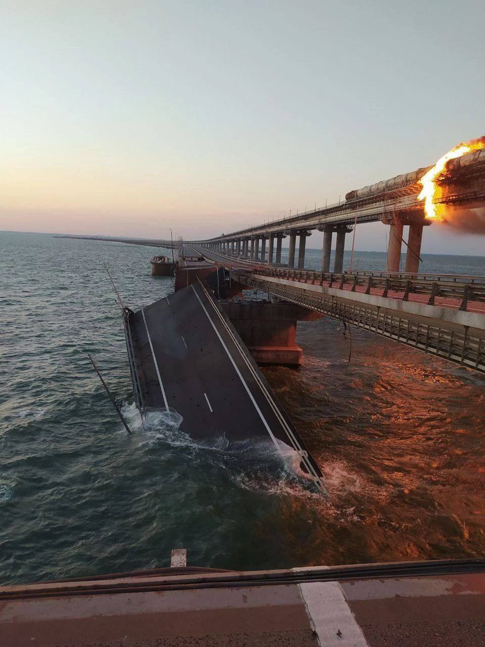 被俄羅斯佔領的烏克蘭克里米亞大橋橋體已經被大火燒斷，坍塌入海。   圖: 翻攝自 Rob Lee 推特 