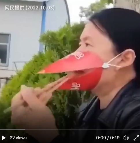 中國市面上出現「鳥嘴口罩」,民眾能戴口罩吃飯。 圖:翻攝自推特 中國市面上出現「鳥嘴口罩」,民眾能戴口罩吃飯。 圖:翻攝自推特