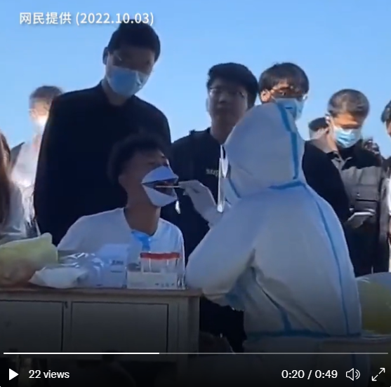 民眾戴鳥嘴口罩進行核酸檢測。 圖:翻攝自推特 民眾戴鳥嘴口罩進行核酸檢測。 圖:翻攝自推特