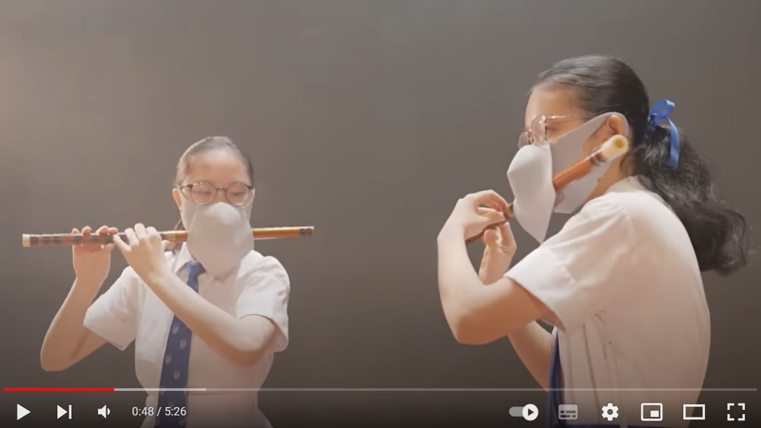 香港學生戴口罩吹笛子,引發熱議。 圖:翻攝自香港教育局YT 香港學生戴口罩吹笛子,引發熱議。 圖:翻攝自香港教育局YT