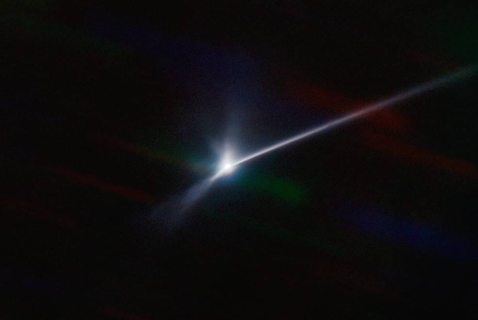 小行星被撞擊兩天後,其物質在太空中形成一條超過6000英里的彗星狀尾巴。 圖:翻攝自NASA 小行星被撞擊兩天後,其物質在太空中形成一條超過6000英里的彗星狀尾巴。 圖:翻攝自NASA