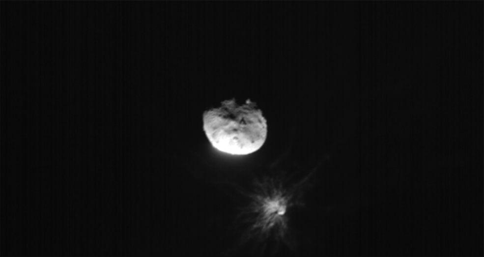 「飛鏢(DART)」試驗成功,小行星「迪莫弗斯」(Dimorphos)成功改變軌道。 圖:翻攝自NASA 「飛鏢(DART)」試驗成功,小行星「迪莫弗斯」(Dimorphos)成功改變軌道。 圖:翻攝自NASA
