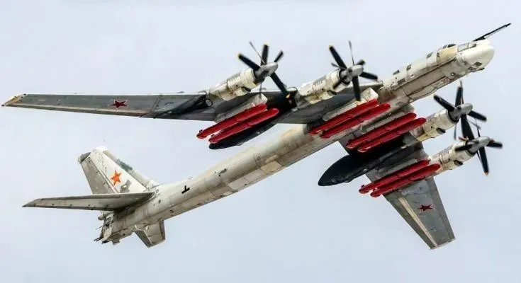 俄軍當前的空襲嚴重依賴戰略轟炸機發射的遠程巡航導彈。 圖:翻攝自樞密院十號 俄軍當前的空襲嚴重依賴戰略轟炸機發射的遠程巡航導彈。 圖:翻攝自樞密院十號